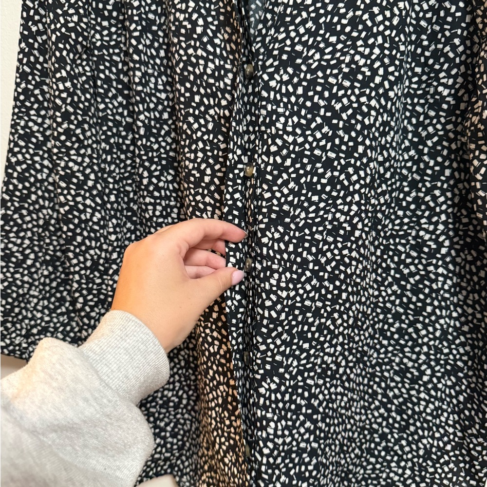 Chic Black and White Patterned‎ Blouse - Picture 5 of 7